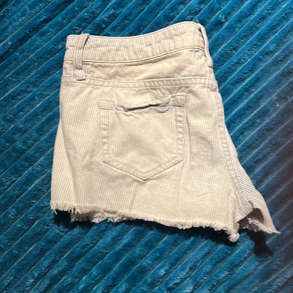 Mossimo striped shorts size 7 - Picture 3 of 4